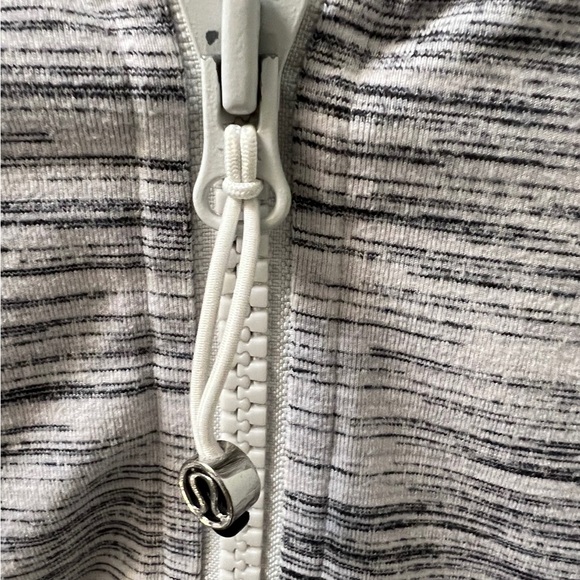 Lululemon Like New Define Jacket size 6 - Picture 6 of 7